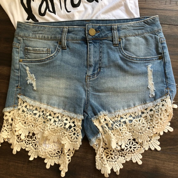 Crochet hem denim shorts - Picture 3 of 8
